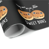 Sweet Buns Funny Baking Puppe Dark BG Geschenkpapier (Rolleneckpunkt)
