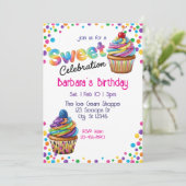 Sweet Celebration Colorful Cupcake Birthday Einladung (Stehend Vorderseite)