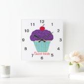 Sweet Cherry auf dem Lila Zuckerguss Cupcake Quadratische Wanduhr (Zuhause)