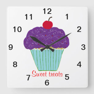 Sweet Cherry auf dem Lila Zuckerguss Cupcake Quadratische Wanduhr