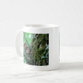 Sweet Chipmunk in einem Baumkleid und Geschenke Kaffeetasse (Vorderseite Links)