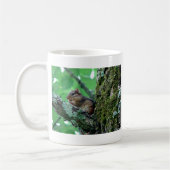 Sweet Chipmunk in einem Baumkleid und Geschenke Kaffeetasse (Links)