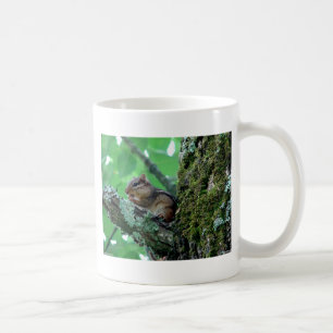 Sweet Chipmunk in einem Baumkleid und Geschenke Kaffeetasse
