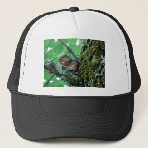 Sweet Chipmunk in einem Baumkleid und Geschenke Truckerkappe
