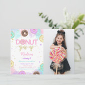Sweet Donut Birthday Foto Einladung (Stehend Vorderseite)
