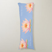 Sweet Dreams Lotus Blume auf Light Blue Seitenschläferkissen (Vorderseite Vertikal)