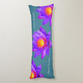 Sweet Dreams Lotus Blume über Bluish Aquamarin Seitenschläferkissen (Rückseite (Vertikal))