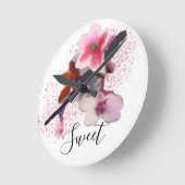 ‚SWEET‘ | Eleganter Chic Pink Cherry Blossom Runde Wanduhr (Winkel)