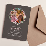 Sweet Floral Wreath Custom Foto Geburtstagsparty Einladung<br><div class="desc">Diese bezaubernden Einladungen zeigen eine elegante Abbildung eines Blumenkranzes in schönen Pastellfarben auf einem dünnen vertikalen Streifen Hintergrund und können mit Ihrem individuellen Foto und Text personalisiert werden. Perfektes Design für 16 . Geburtstag Geburtstagspartys,  Quinceaneras,  Geburtstagspartys für Mädchen und vieles mehr!</div>