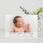 Sweet Gender Neutral Gingham Birth Ankündigung (Stehend Vorderseite)