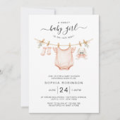 Sweet Girl Is on the Way Clothesline Baby Shower Einladung (Vorderseite)