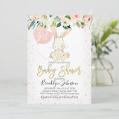 Sweet Girl's Floral Bunny Baby Einladung (Stehend Vorderseite)