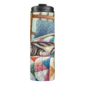 Sweet Gray Cat Sleeping on a Quilt Thermosbecher (Vorderseite)