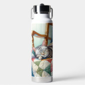 Sweet Gray Cat Sleeping on a Quilt Trinkflasche (Vorderseite)