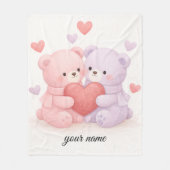 Sweet Hugs & Hearts: Soft Watercolor Cuddling Bear Fleecedecke (Vorderseite)
