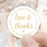 Sweet Liebe & Dank White & Gold Einfache Script Runder Aufkleber<br><div class="desc">Fügen Sie eine personalisierte Touch zu Gastgeschenke und danke Ihnen Notizen mit benutzerdefinierten "Liebe und Dank" rund Aufkleber / Umschlag Aufkleber. Sämtliche Formulierungen auf dieser Vorlage sind einfach für jeden Anlass, wie Hochzeit, Brautparty, Abschluss, Geburtstagsparty, Jubiläum oder Pensionierung anzupassen. Das weiße und goldene Design besticht durch moderne Skriptkalligraphie in der...</div>