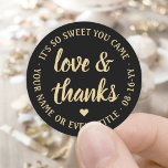 Sweet Liebe & Danke Black & Gold Einfache Script Runder Aufkleber<br><div class="desc">Fügen Sie eine personalisierte Touch zu Gastgeschenke und danke Ihnen Notizen mit benutzerdefinierten "Liebe und Dank" rund Aufkleber / Umschlag Aufkleber. Sämtliche Formulierungen auf dieser Vorlage sind einfach für jeden Anlass, wie Hochzeit, Brautparty, Abschluss, Geburtstagsparty, Jubiläum oder Pensionierung anzupassen. Das schwarz-goldene Design besticht durch moderne Skriptkalligraphie in der Mitte und...</div>