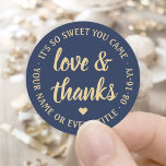 Sweet Liebe & Danke Navy Blue & Gold Einfache Scri Runder Aufkleber<br><div class="desc">Fügen Sie eine personalisierte Touch zu Gastgeschenke und danke Ihnen Notizen mit benutzerdefinierten "Liebe und Dank" rund Aufkleber / Umschlag Aufkleber. Sämtliche Formulierungen auf dieser Vorlage sind einfach für jeden Anlass, wie Hochzeit, Brautparty, Abschluss, Geburtstagsparty, Jubiläum oder Pensionierung anzupassen. Das marineblau-goldene Design besticht durch moderne Skriptkalligraphie in der Mitte und...</div>