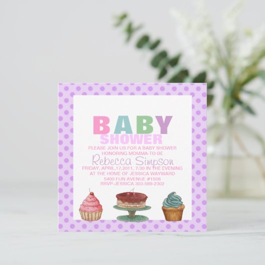 Sweet Lila Polka Dot Baby Dusche Einladung (Stehend Vorderseite)