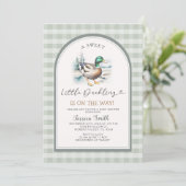 Sweet Little Duckling Mallard Gingham Baby Shower Einladung (Stehend Vorderseite)