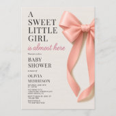 Sweet Little Girl is Almost Here Bow Baby Shower Einladung (Vorderseite)