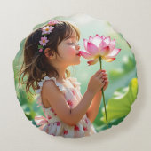 Sweet Little Girl Riecht eine Blume Rundes Kissen (Rückseite)