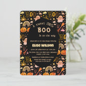 Sweet Little Halloween boo is on the way Einladung (Stehend Vorderseite)
