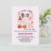 Sweet Little Halloween boo is on the way Einladung (Stehend Vorderseite)