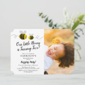 Sweet Little Honey Bee Foto Einladung (Stehend Vorderseite)