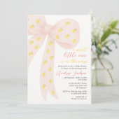 Sweet Little Lemon Pink Coquette Bow Baby Dusche Einladung (Stehend Vorderseite)