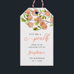 Sweet Little Peach Birthday Party Geschenkanhänger<br><div class="desc">Rustikales und modernes Pfirsichthema Geburtstagsfeier Gunst-Tag mit einer Aquarell-Illustration der Gartenfrucht auf einem Baumzweig. Der Text oben sagt: "Du bist ein Pfirsich. Danke,  dass du mit mir gefeiert hast!" Ideal für das Party eines Mädchens.</div>