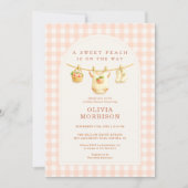 Sweet Little Peach Clothesline Gingham Baby Shower Einladung (Vorderseite)