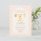 Sweet Little Peach Clothesline Gingham Baby Shower Einladung (Stehend Vorderseite)