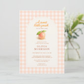 Sweet Little Peach Gingham Baby Shower Einladung (Stehend Vorderseite)