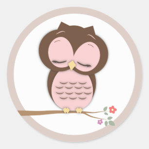 Sweet Little Sleepy Girl Owl on a Branch Runder Aufkleber