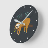 Sweet Napping Sloth "Take It Easy" Runde Wanduhr (Winkel)