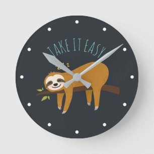 Sweet Napping Sloth "Take It Easy" Runde Wanduhr