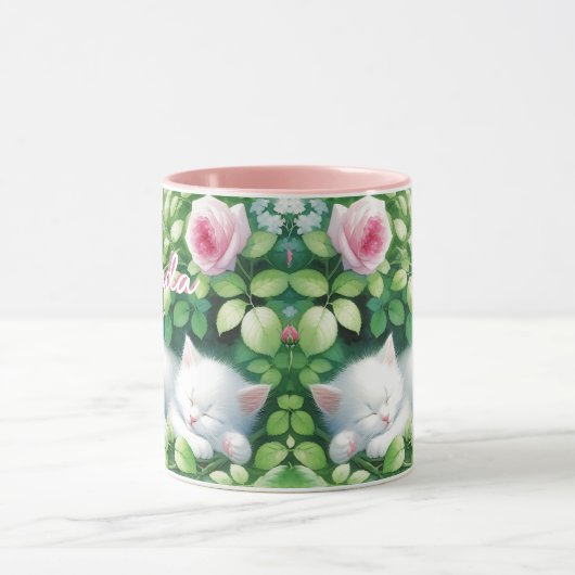 Sweet Napping White Kitten unter der Rose Bush Tasse (Zentrum)