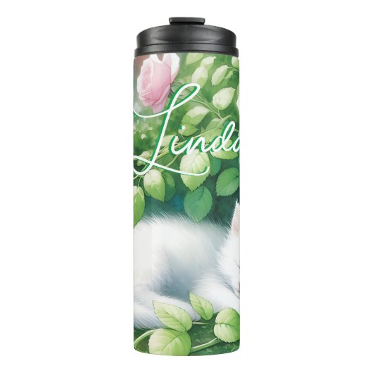 Sweet Napping White Kitten unter der Rose Bush Thermosbecher (Vorderseite)