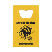 Sweet Nectar Incoming! Busy Beckets Cartoon Geldbeutel Flaschenöffner (Rückseite)
