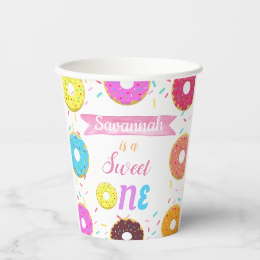 Sweet One Donut Birthday Einladung Papier Teller R Pappbecher (Vorderseite)