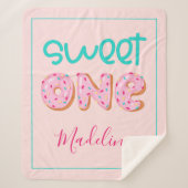 Sweet One Donut Sprinkles Design Personalisiert Ba Sherpadecke (Vorderseite)