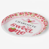 Sweet One Strawberry 1. Geburtstag 9" Runde Pappteller (Schrägansicht)