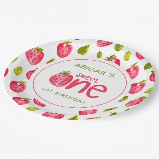 Sweet One Strawberry First Birthday Pappteller (Schrägansicht)