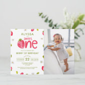 Sweet ONE Strawberry Foto zum ersten Geburtstag Einladung (Stehend Vorderseite)