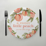 Sweet Peach Baby Dusche Einladung Pappteller<br><div class="desc">Dieses Design ist mit einem bemalten Haufen süßer Pfirsiche, die an einem Zweig hängen, ausgestattet. Zusammen mit einer schönen Kombination aus modernen und rustikalen Schriftart. Der perfekte Papierteller zum Mittag-, Abendessen- und Pfirsichdesserts, die Ihr Baby unterwegs feiern! Sehen Sie sich die gesamte Kollektion an, um mehr passende Artikel zu finden!...</div>