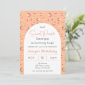 Sweet Peach Birthday Foto Einladung (Stehend Vorderseite)