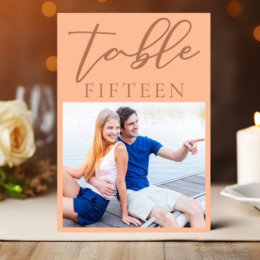 Sweet Peach Couple Foto Sommerhochzeit Tischnummer