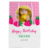 Sweet Pink Niedlich Strawberry Girl Foto Geburtsta Mittlere Geschenktüte (Rückseite)