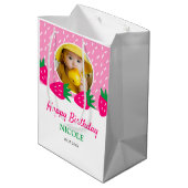 Sweet Pink Niedlich Strawberry Girl Foto Geburtsta Mittlere Geschenktüte (Rückseite Schrägansicht)